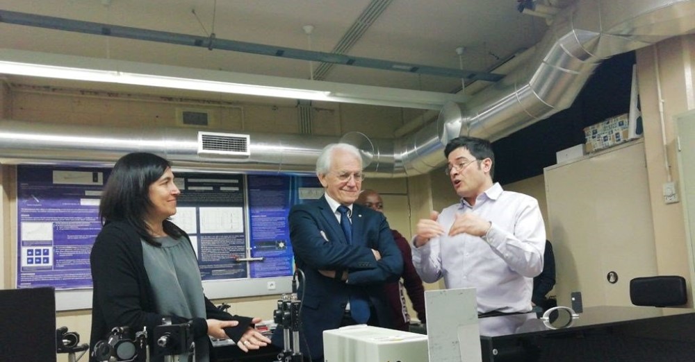 O investigador Helder Crespo (à direita) durante uma visita em 2019 de Gérard Mourou (ao centro), Prémio Nobel da Física de 2018, à Sphere Ultrafast Photonics, no Porto. DR