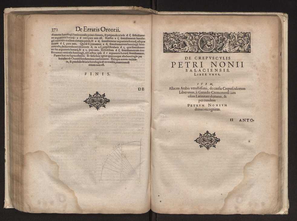 Petri Nonii Salaciensis opera: quae complectuntur primum, duos libros, in quorum priore tractantur pulcherrima problemata: in altero traduntur ex mathematicis disciplinis regul� & instrumenta artis navigandi, quibus varia rerum astronomicarum book.html fico.html listagens wwwbook1~ circa coelestium corporum motus explorare possumus. Deinde, annotationes in Aristotelis problema mechanicum de motu navigii ex remis: item in Georgii Pvrbachii planetarum theoricas annotationes, quibus multa hactenus perperam intellecta, ab allisq[ue] praeterita exponuntur. Eiusdem, de erratis Orontii Finoei liber unus. Postremo, de crepusculis lib. I. cum libello allacen de causis crepusculorum. Quae quemadmodum mole exigua videntur, ita virtute ingentia, lector candide, intelliges 194