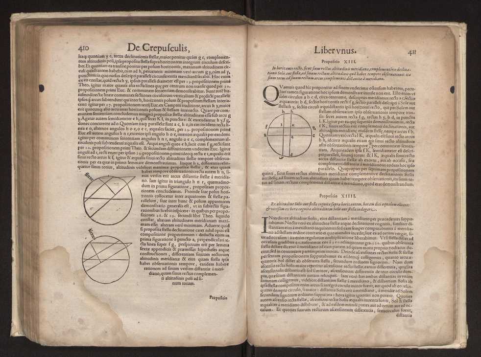 Petri Nonii Salaciensis opera: quae complectuntur primum, duos libros, in quorum priore tractantur pulcherrima problemata: in altero traduntur ex mathematicis disciplinis regul & instrumenta artis navigandi, quibus varia rerum astronomicarum book.html fico.html listagens wwwbook1~ circa coelestium corporum motus explorare possumus. Deinde, annotationes in Aristotelis problema mechanicum de motu navigii ex remis: item in Georgii Pvrbachii planetarum theoricas annotationes, quibus multa hactenus perperam intellecta, ab allisq[ue] praeterita exponuntur. Eiusdem, de erratis Orontii Finoei liber unus. Postremo, de crepusculis lib. I. cum libello allacen de causis crepusculorum. Quae quemadmodum mole exigua videntur, ita virtute ingentia, lector candide, intelliges 213