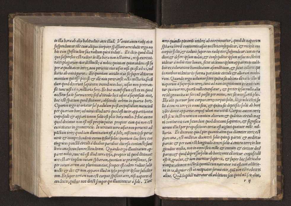 Petri Nonii Salacie[n]sis, De Crepusculis liber unus, nu[n]c rece[n]s & natus et editus. Item Allacen Arabis vetustissimi, de causis crepusculorum liber unus, a Gerardo Cremonensi iam olim latinitate donatus, nunc vero omniu[m] primum in lucem editus 66